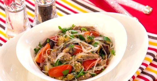 Салат с баклажанами, фунчозой и говядиной