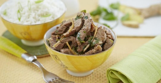 Обжаренная говядина с кинзой и имбирем