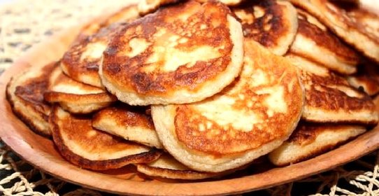 Манные оладьи с яблоками и изюмом