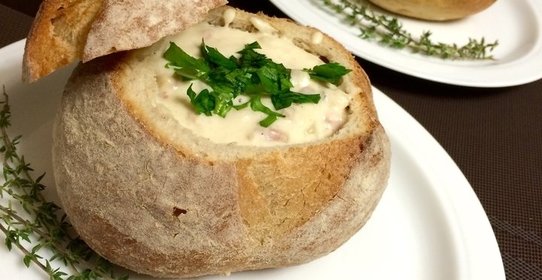 Клэм-чаудер в хлебной тарелке