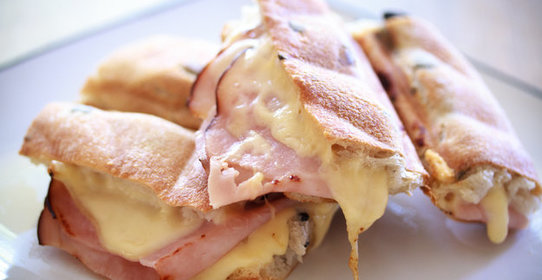 Багет с сыром, зеленью и ветчиной