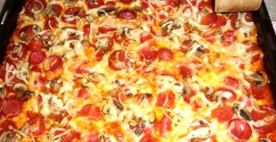 Домашняя пицца с колбасой