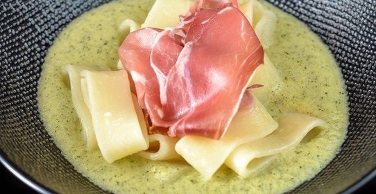 Паста с пармской ветчиной и соусом из цукини