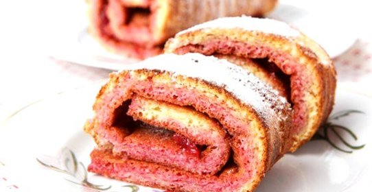 Рулет с йогуртово-малиновой начинкой