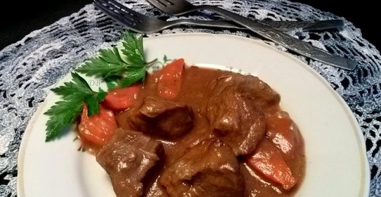 Мясо с овощами под соусом