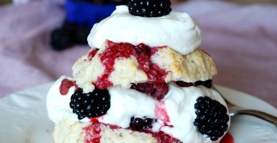 Песочное печенье с ежевикой и взбитыми сливками