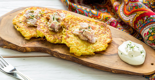 Картофельные драники с сыром и ветчиной