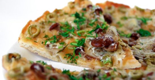 Пицца с опятами и колбасой