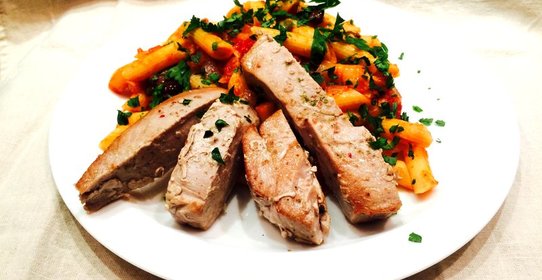 Пенне с томатным соусом и тунцом