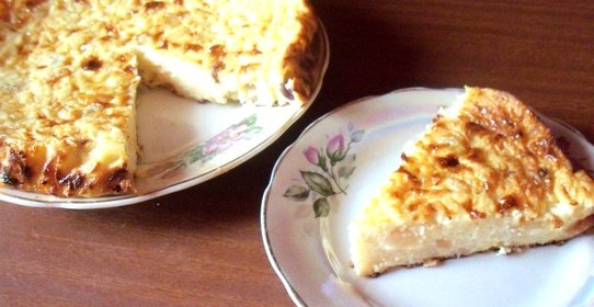 творожная бабка с яблоками и изюмом