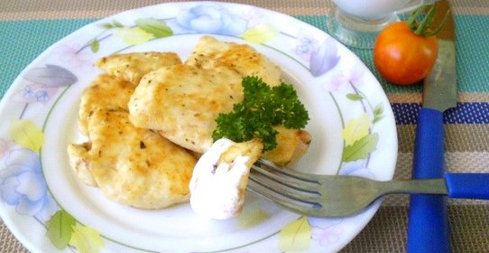 Куриная грудка кусочками на сковороде