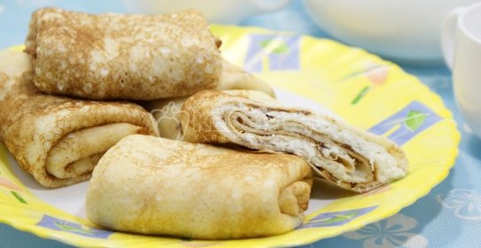 Маринованные овощи и морепродукты на шпажках