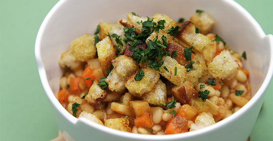 Салат с фасолью и сухариками