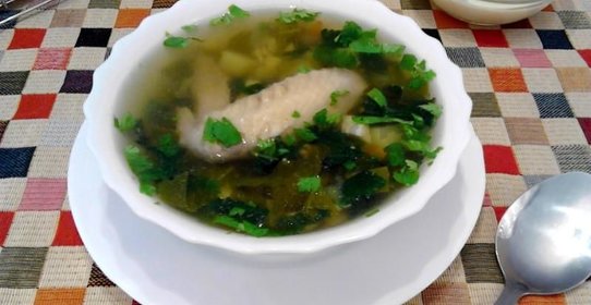 Зеленые щи с крапивой и щавелем с яйцом