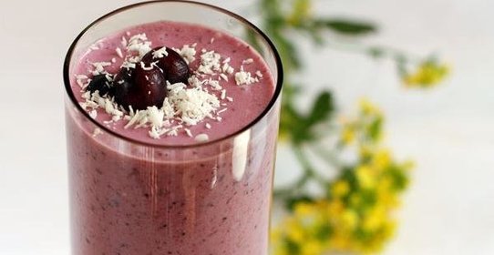 Кокосовый коктейль с ягодами