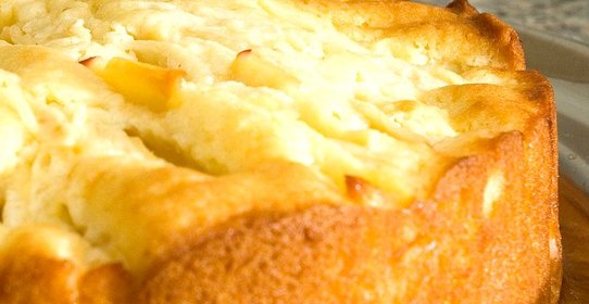 Пирог с яблоками и корицей в мультиварке