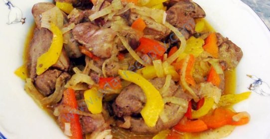 Куриная печень с луком и перцем