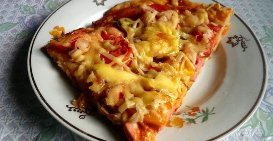 Домашняя пицца с сосисками и луком-пореем