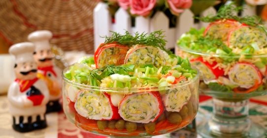 Салат с рулетиками из крабовых палочек и корейской морковью