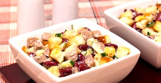 Салат с фасолью, говядиной и сухариками