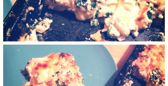 Румяная лазанья со шпинатом и курицей под соусом бешамель