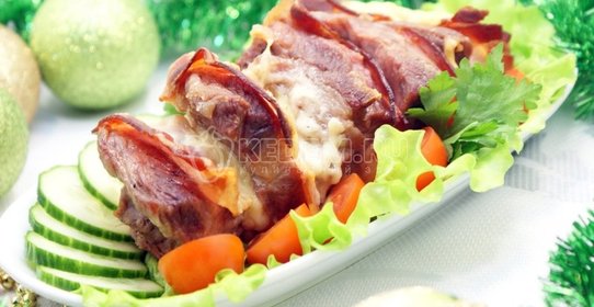 Мясо с беконом и сыром