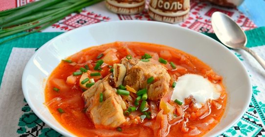 Борщ со свиными ребрышками и молодыми овощами