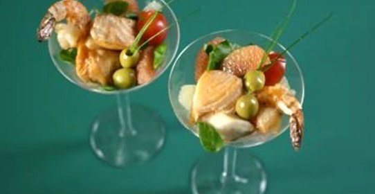 Мартини с королевскими креветками и морскими гребешками