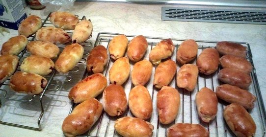 Печеные пирожки с вишней