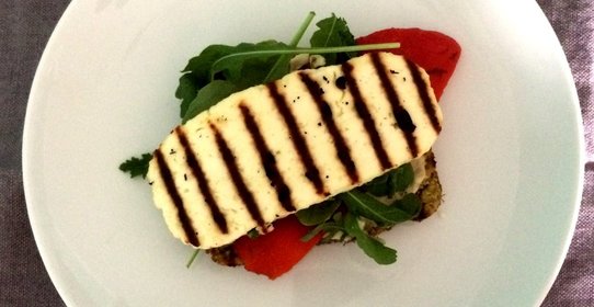 Тосты с хумусом, рукколой и адыгейским сыром гриль