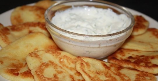 Картофельные лепешки со сметанным соусом