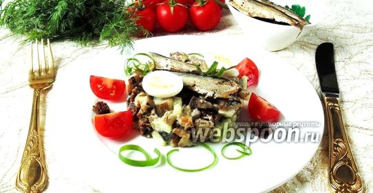 Салат со шпротами, сухариками и баклажанами