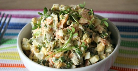 Салат с отварной семгой