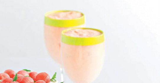 Коктейль на кокосовом молоке с арбузом и огурцом