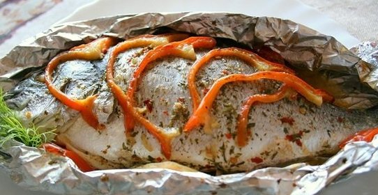 Рыба на решетке в фольге