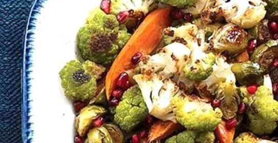 Салат с жареными овощами и гранатом