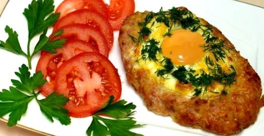 Бифштекс из свиного фарша, запеченный в духовке, с яйцом