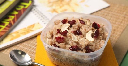 Каша из зерновых хлопьев с сушеной клюквой, изюмом и орехами