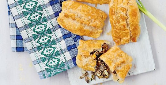 Слоеные пирожки с вешенками