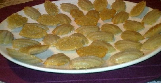 Печенье «Мадлен» с сиропом шиповника