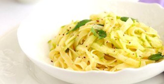 Спагетти с молодым картофелем и цукини