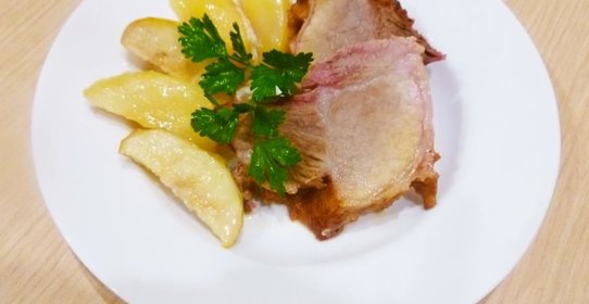 Свинина запеченная с яблоками