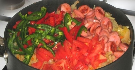 Тушеные овощи с сосиской