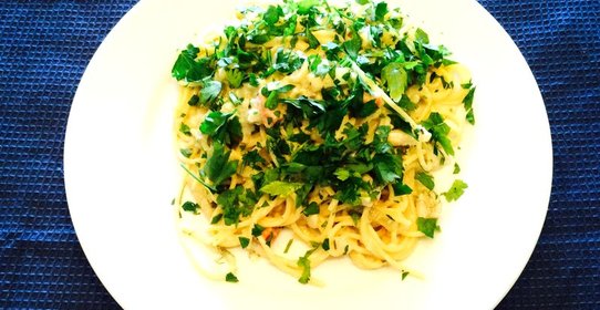 Спагетти с треской и копченым лососем