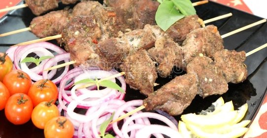 Мясо на деревянных шпажках