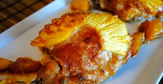 Курица, запеченная с ананасами
