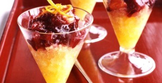 Апельсиновая гранита с ягодным джемом