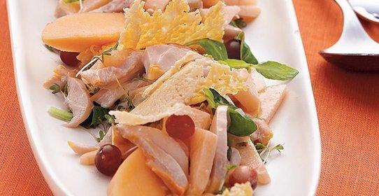 Салат с курицей, дыней и чипсами из пармезана