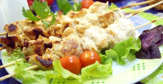 Салат овощной с яблоками и сельдью