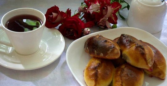 Румяные дрожжевые пирожки на французском тесте с вишней